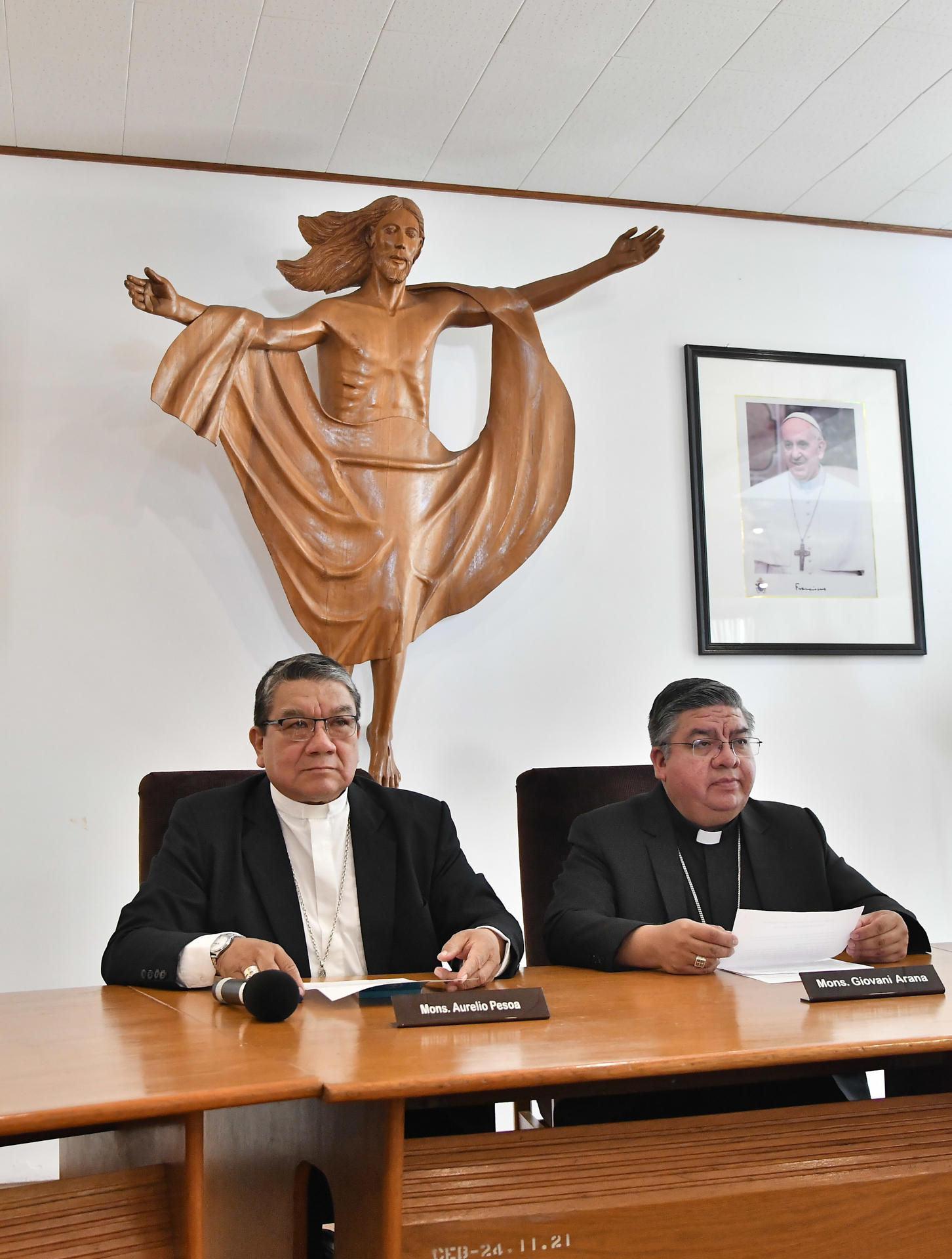 El monseñor Aurelio Pesoa (i) y el monseñor Giovani Arana (d) asisten a una rueda de prensa este martes en Cochabamba (Bolivia). EFE/Jorge Ábrego