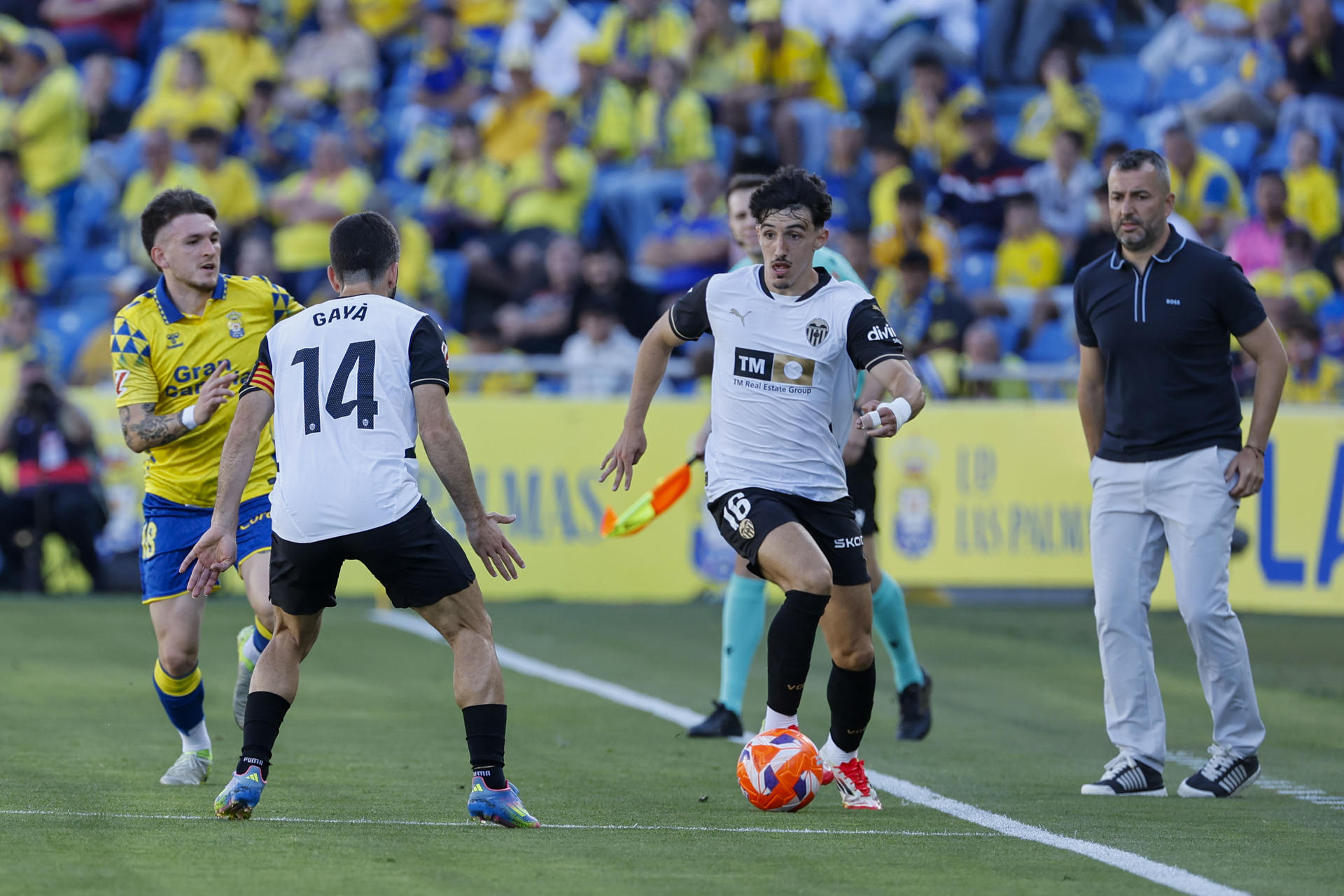 El delantero del Valencia Diego López (d) dirige el balón durante el partido de LaLiga de fútbol que UD Las Palmas y Valencia CF disputan este sábado en el Estadio de Gran Canaria. EFE/Elvira Urquijo