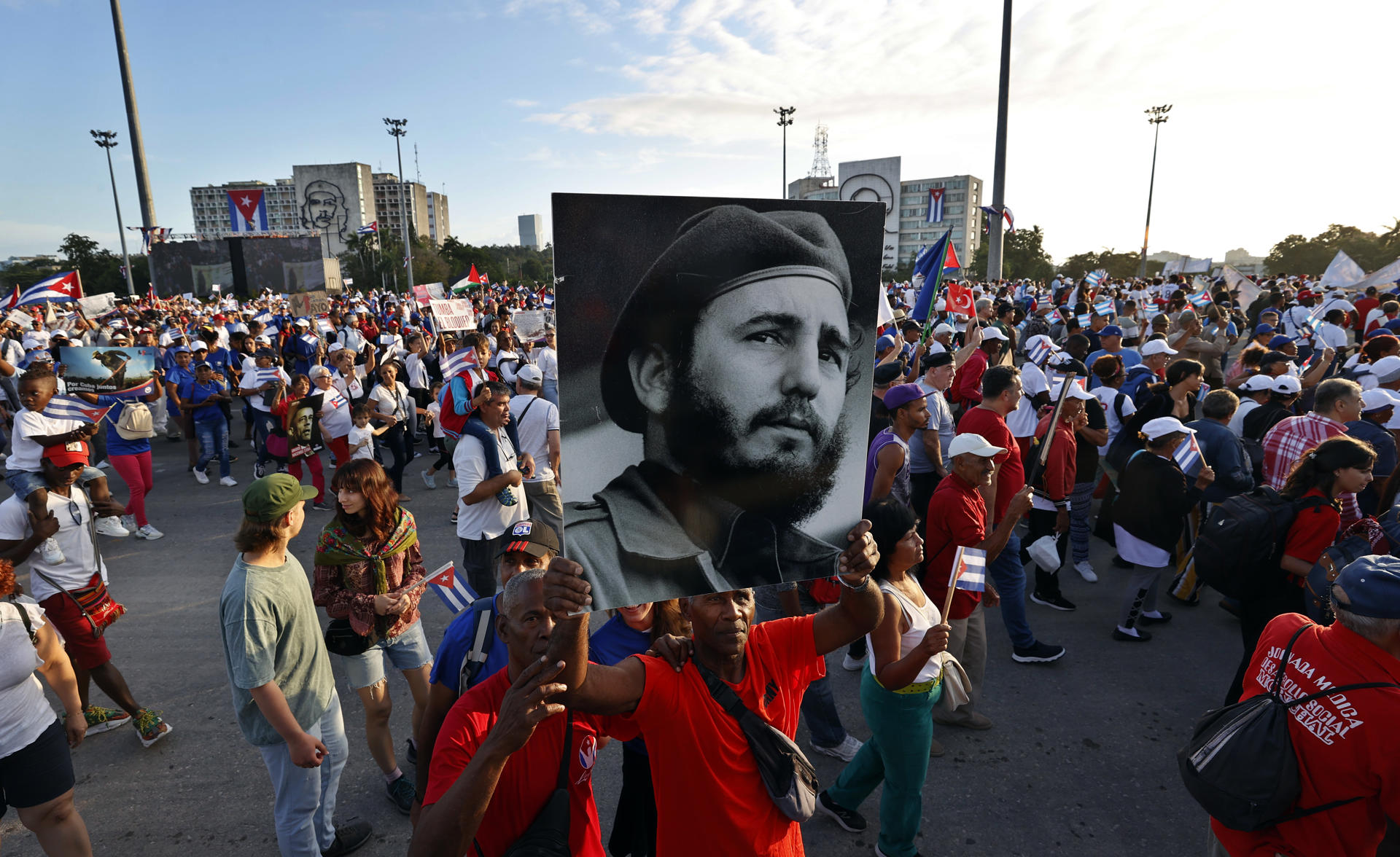 Personas participan en el desfile del Primero de Mayo este jueves, en la Habana (Cuba). EFE/ Ernesto Mastrascusa