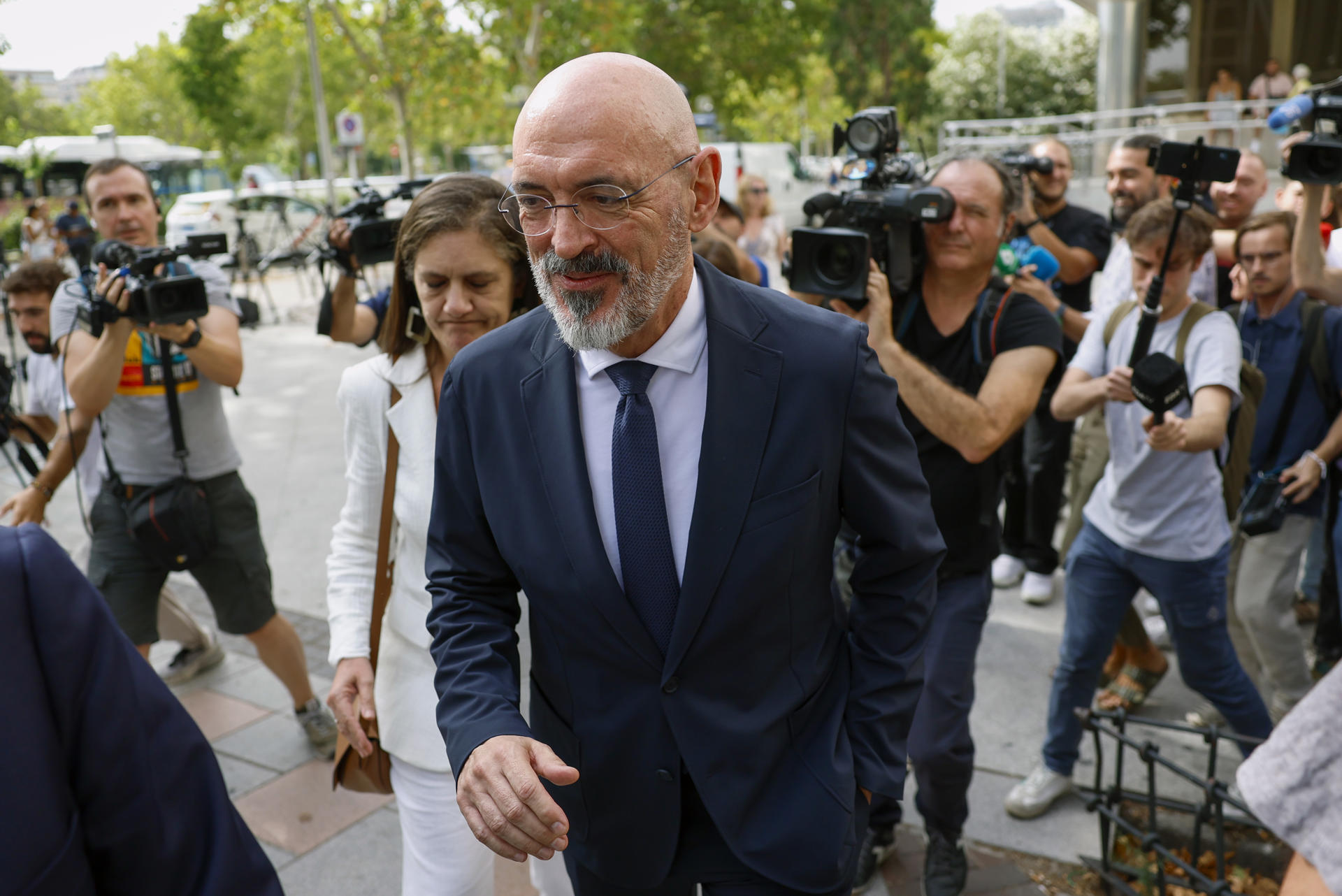 Imagen del rector de la Universidad Complutense de Madrid (UCM), Joaquín Goyache, tras ser interrogado como investigado por el juez Juan Carlos Peinado en su investigación a Begoña Gómez, esposa del presidente del Gobierno, en julio de 2024 en Madrid. EFE/ Mariscal