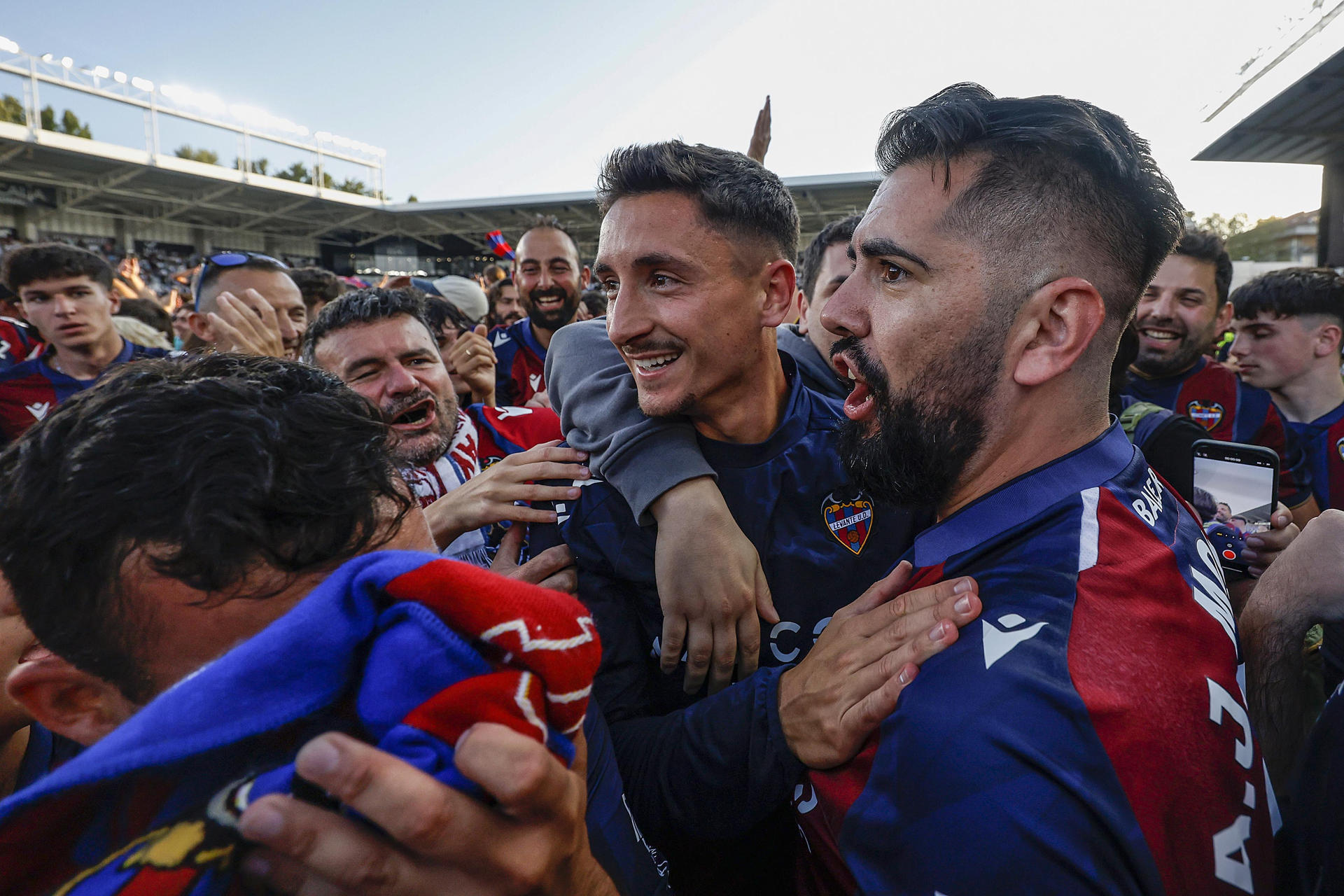 Los jugadores del Levante celebran el ascenso a Primera División tras ganar al Burgos CF este domingo en el partido de LaLiga Hypermotion celebrado en el Estadio Municipal El Plantío de Burgos. EFE/Santi Otero