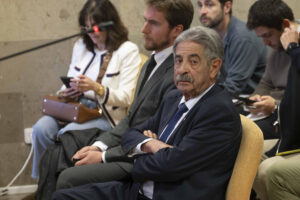El expresidente cántabro Miguel Ángel Revilla ha asegurado este viernes, en el acto de conciliación con el rey Juan Carlos I celebrado en un juzgado santanderino, que no se retracta de las palabras por las que el emérito le exige una rectificación y 50.000 euros al considerarlas "injuriosas y calumniosas". EFE/Pedro Puente //POOL//
