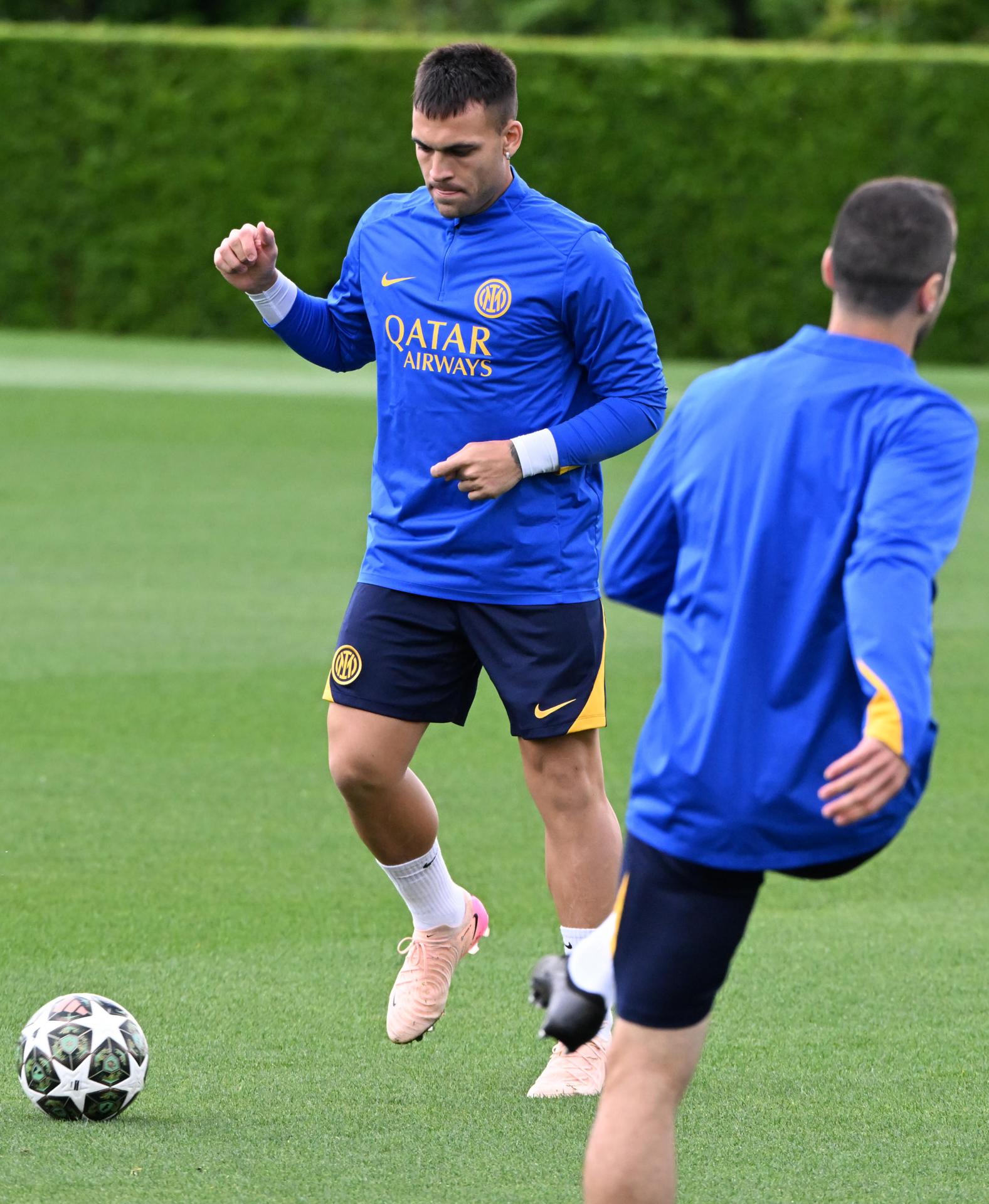 El argentino Lautaro Martínez, capitán del Inter de Milán, se entrena este lunes con normalidad. EFE/EPA/DANIEL DAL ZENNARO