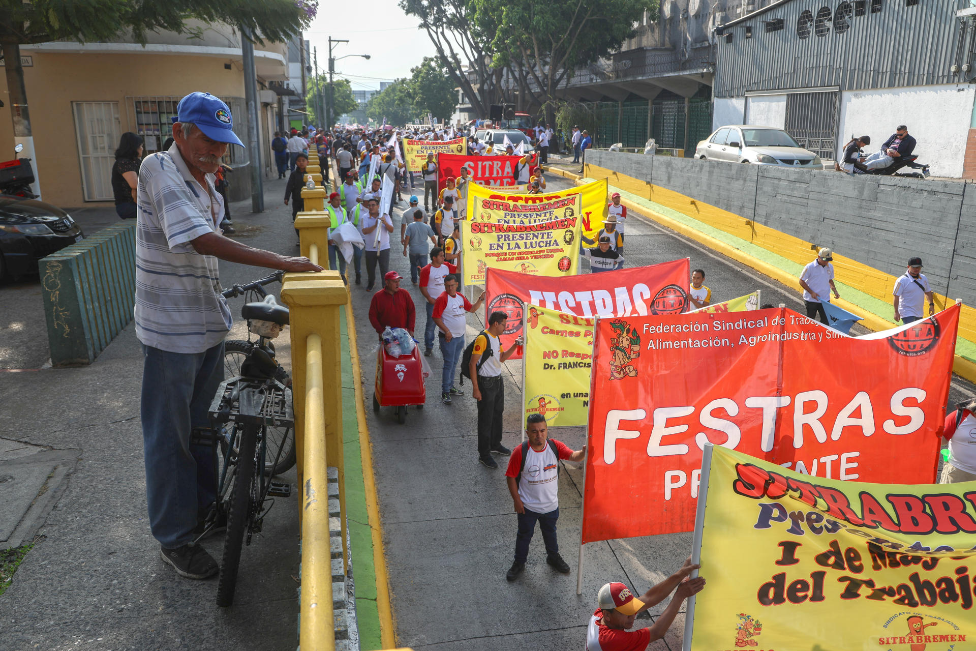 Integrantes de organizaciones sindicales se manifiestan en una marcha, durante la conmemoración del Día Internacional del Trabajo este jueves en Ciudad de Guatemala (Guatemala). EFE/ Mariano Macz