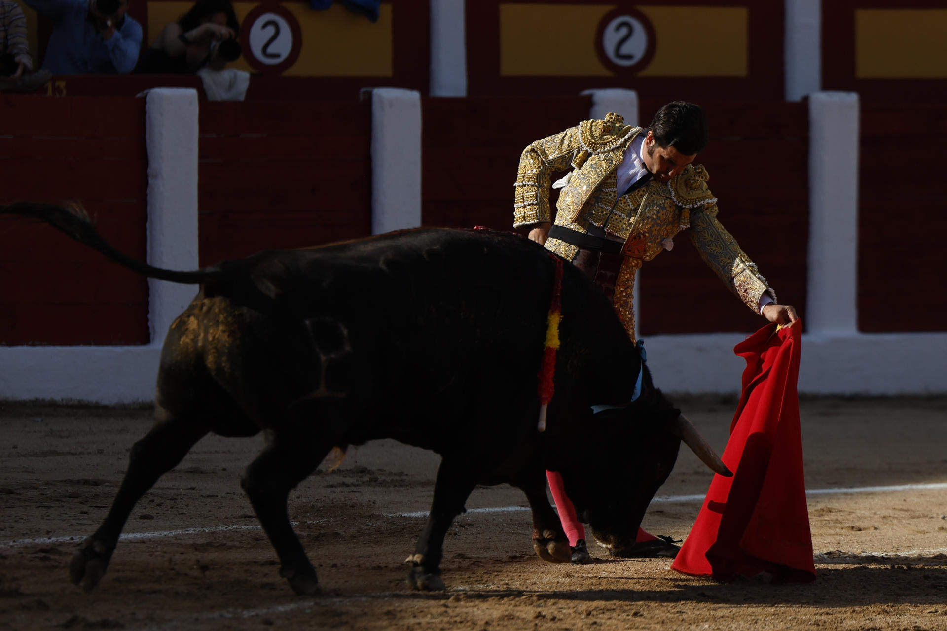 El diestro Morante de la Puebla en el festejo Taurino celebrado este domingo en Talavera de la Reina. EFE/Manu Reino