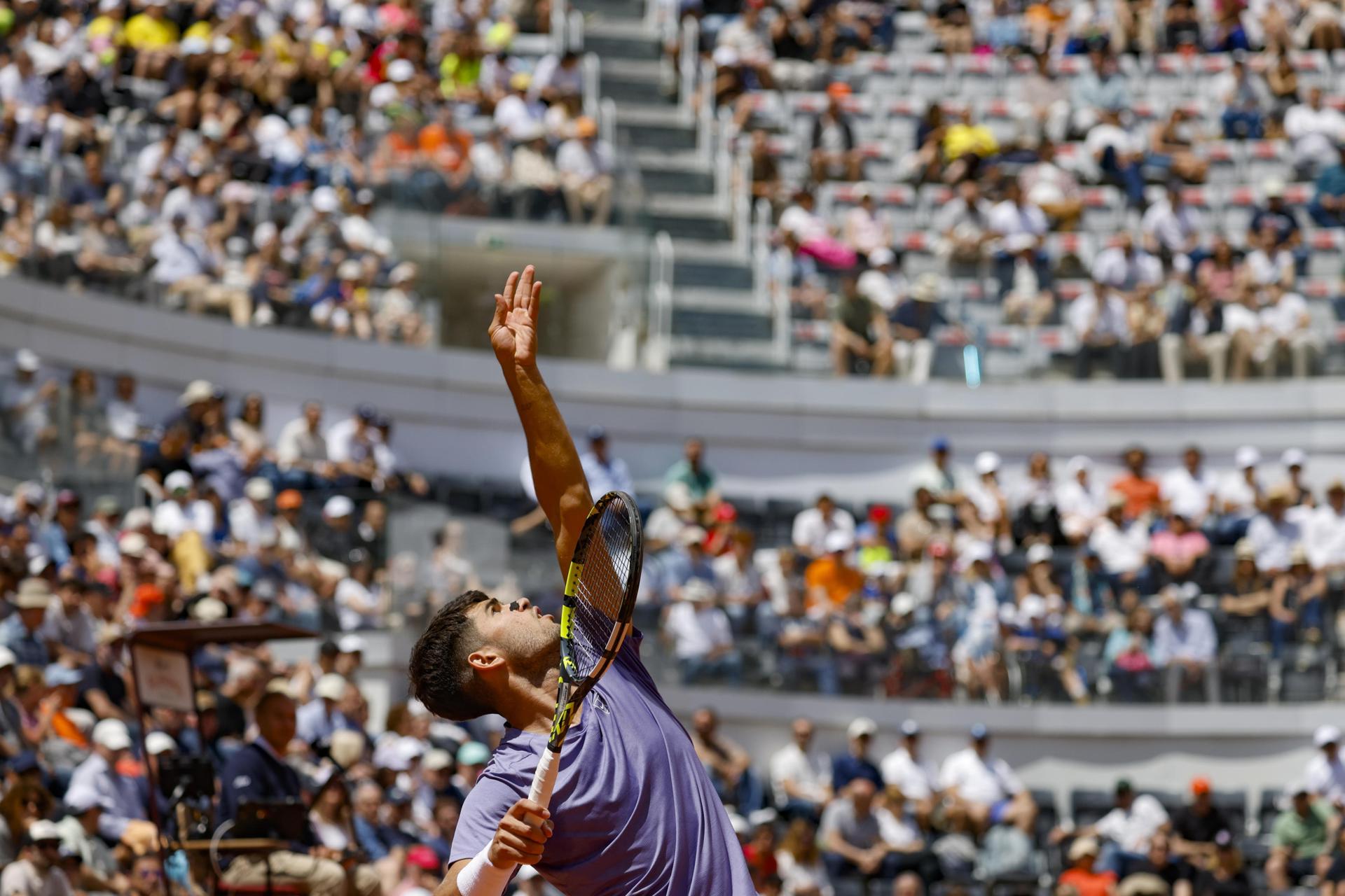 El español Carlos Alcaraz durante el partido ante el serbio Dusan Lajovic. EFE/FABIO FRUSTACI