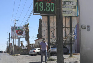 Fotografía de archivo de una persona que camina frente a una casa de cambio en Ciudad Juárez, estado de Chihuahua (México). EFE/Luis Torres