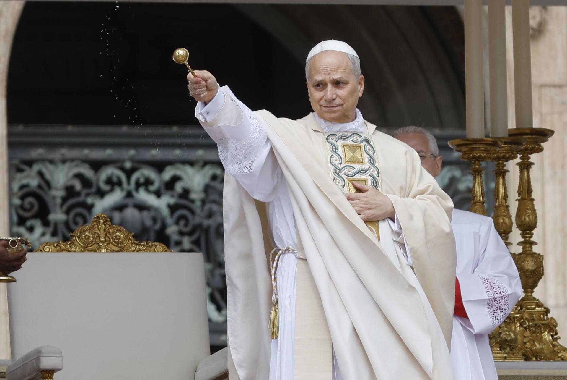 El papa León XIV dirige la Santa Misa para el comienzo del Pontificado, en la Plaza de San Pedro, en la Ciudad del Vaticano, el 18 de mayo de 2025. EFE/EPA/FABIO FRUSTACI