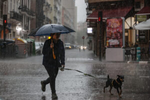 Imagen de archivo de un día de lluvia y tormentas. EFE/Manuel Bruque