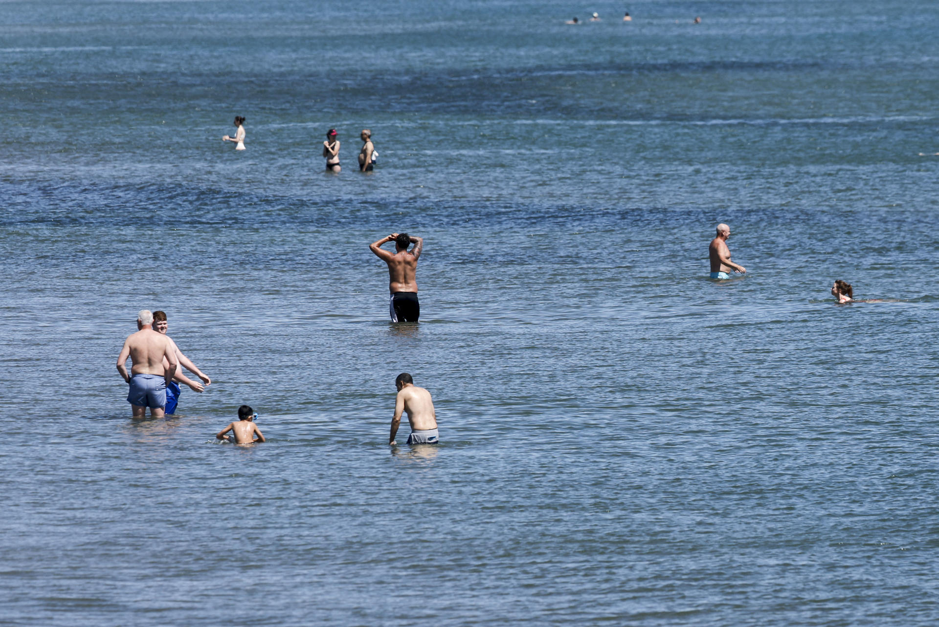 Aspecto de la playa de la Malvarrosa de Valencia este domingo, Día de la Madre. EFE/ Kai Försterling