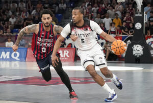 El base de Puerto Rico del Baskonia Markus Howard (i) en acción ante el base estadounidense del Bilbao Basket Muhammad-Ali Abdur-Rahkman durante el partido de la Liga Endesa de Baloncesto, entre el Baskonia y el Bilbao Basket, en el Fernando Buesa Arena de Vitoria. EFE/ L. RICO
