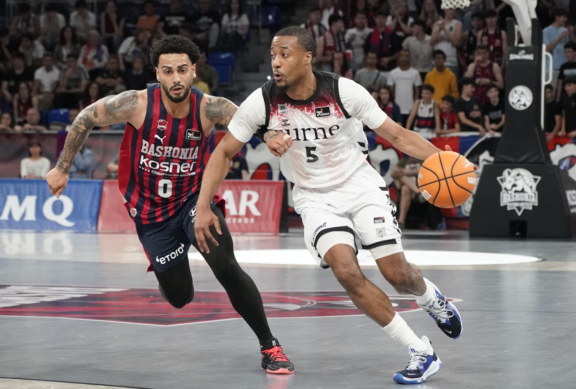 El base de Puerto Rico del Baskonia Markus Howard (i) en acción ante el base estadounidense del Bilbao Basket Muhammad-Ali Abdur-Rahkman durante el partido de la Liga Endesa de Baloncesto, entre el Baskonia y el Bilbao Basket, en el Fernando Buesa Arena de Vitoria. EFE/ L. RICO
