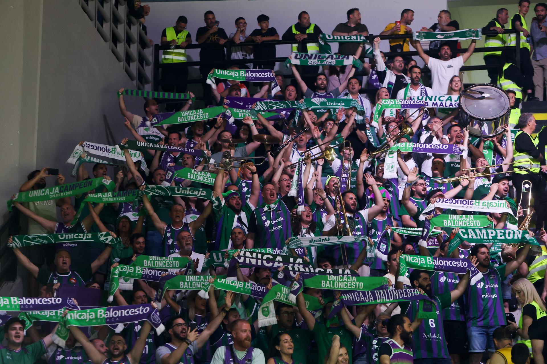 Los aficionados del Unicaja, durante el partido de este viernes. EFE/EPA/GEORGIA PANAGOPOULOU