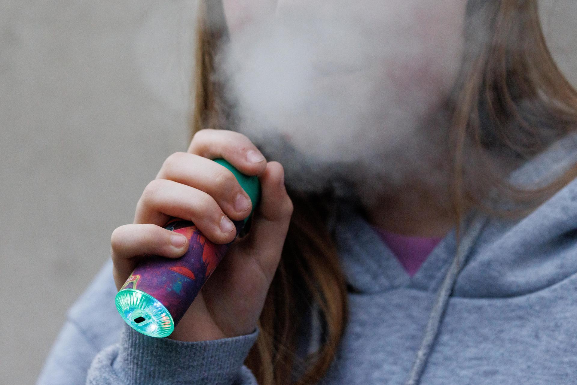 Imagen de archivo de una adolescente con un vapeador. EFE/EPA/TOLGA AKMEN