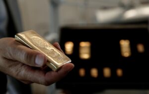 Fotografía de archivo de un lingote de oro. EFE/Manuel Bruque