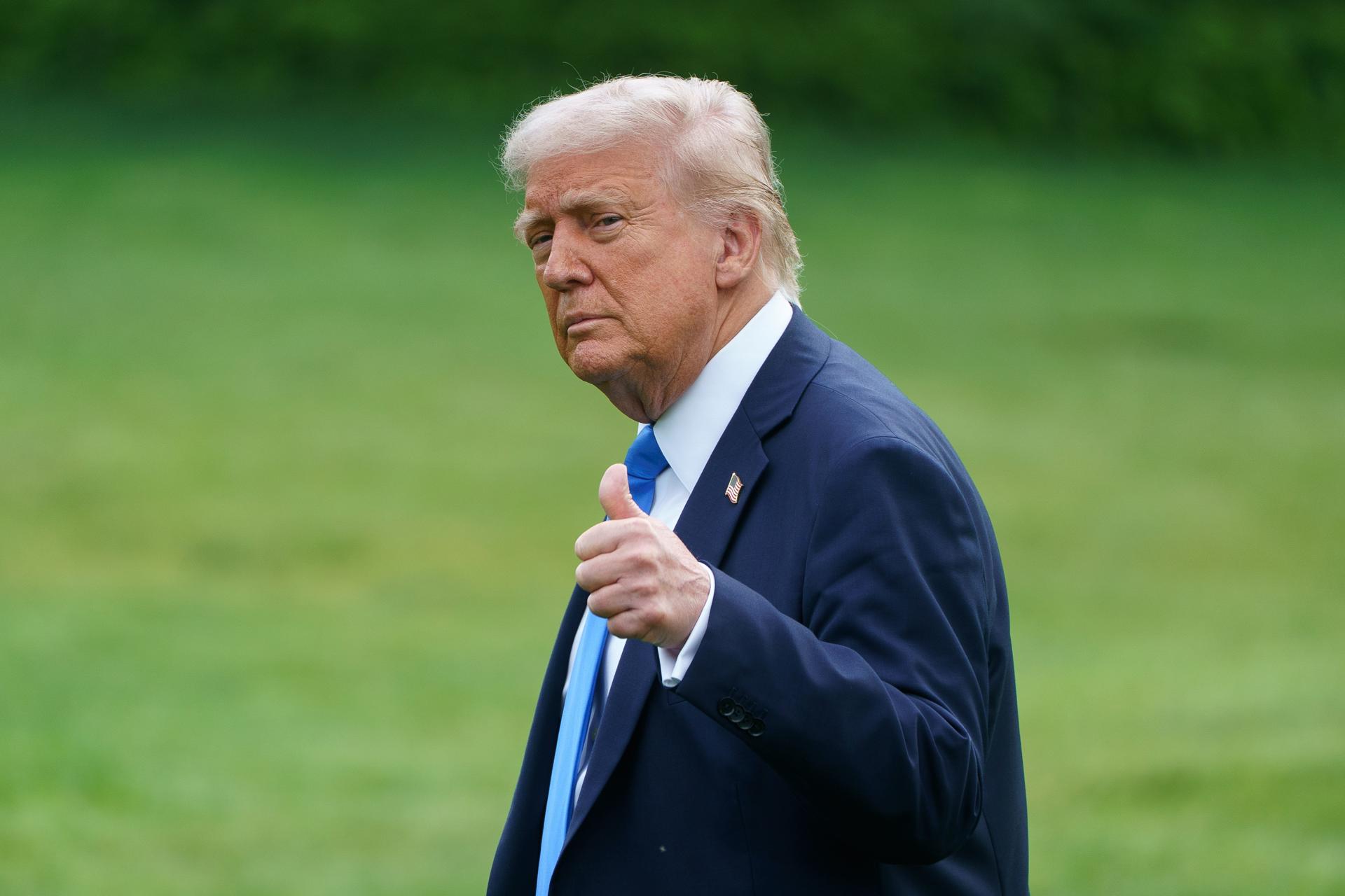 El presidente de Estados Unidos, Donald Trump, al saludar a la prensa, el pasado 1 de mayo, en los jardines de la Casa Blanca, en Washington DC (EE.UU.). EFE/Will Olíver