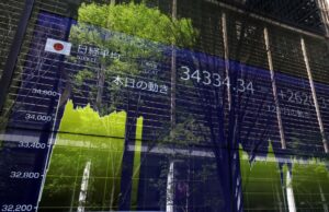 Fotografía de archivo de un panel indicador del mercado bursátil en Tokio (Japón). EFE/EPA/FRANCK ROBICHON