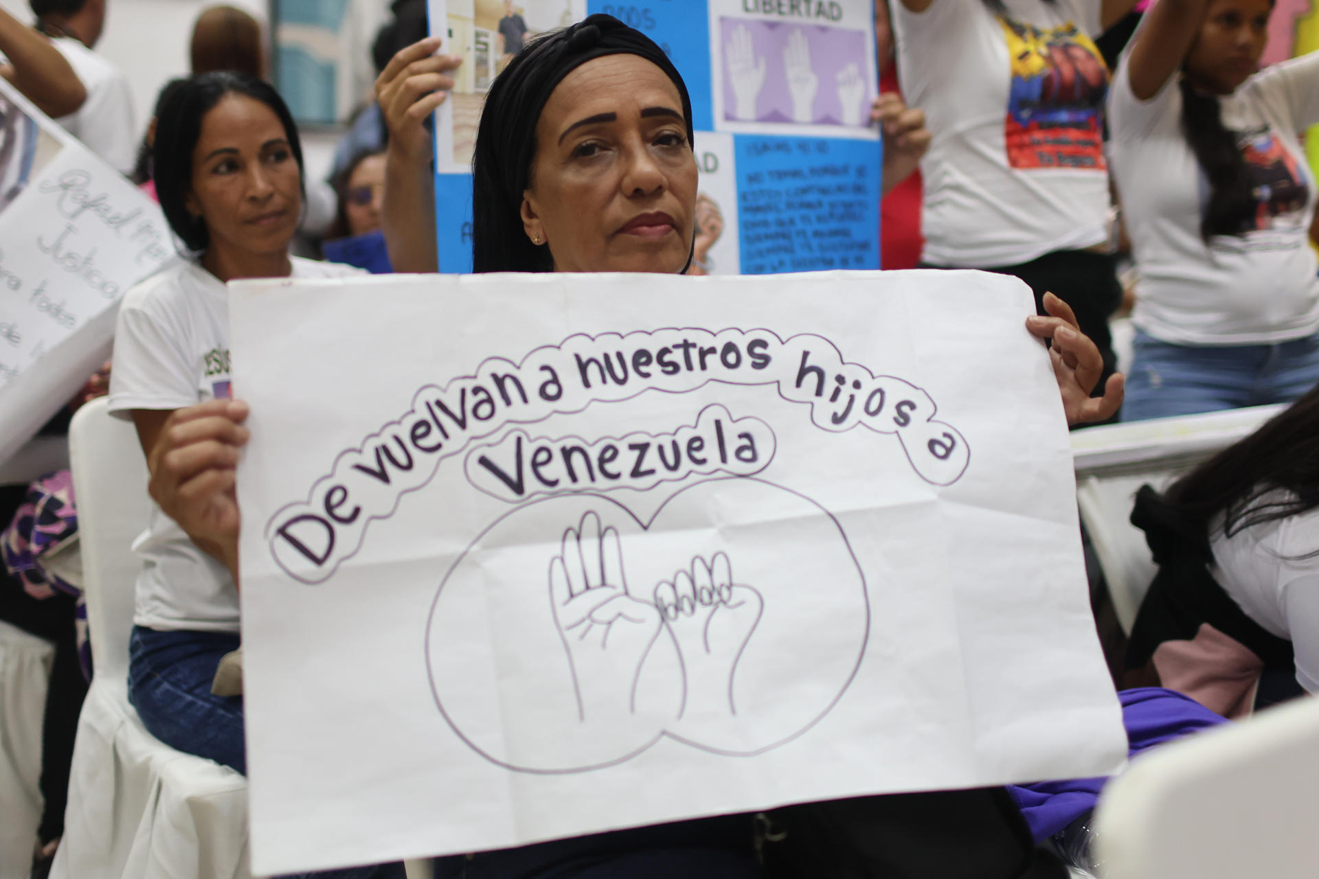 Familiares de venezolanos detenidos en El Salvador se manifiestan durante una rueda de prensa este jueves en Caracas (Venezuela). EFE/ Miguel Gutiérrez