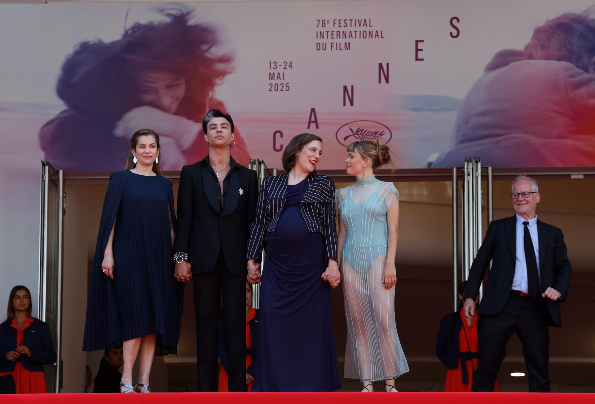 (De izquierda a derecha) Maria Zamora, Mitch, la directora Carla Simon y Llucia Garcia asisten al estreno de 'Romeria' durante el 78º Festival de Cine de Cannes, en Cannes, Francia, el 21 de mayo de 2025. El festival de cine se celebra del 13 al 24 de mayo de 2025. (Cine, Francia) EFE/EPA/GUILLAUME HORCAJUELO
