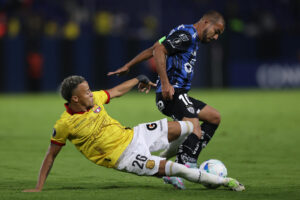Junior Sornoza (d), de Independiente del Valle, disputa el balón con Byron Castillo, de Barcelona, en un partido de la fase de grupos de la Copa Libertadores entre Independiente del Valle y Barcelona, en el estadio Banco Guayaquil de Quito (Ecuador). EFE/ José Jácome