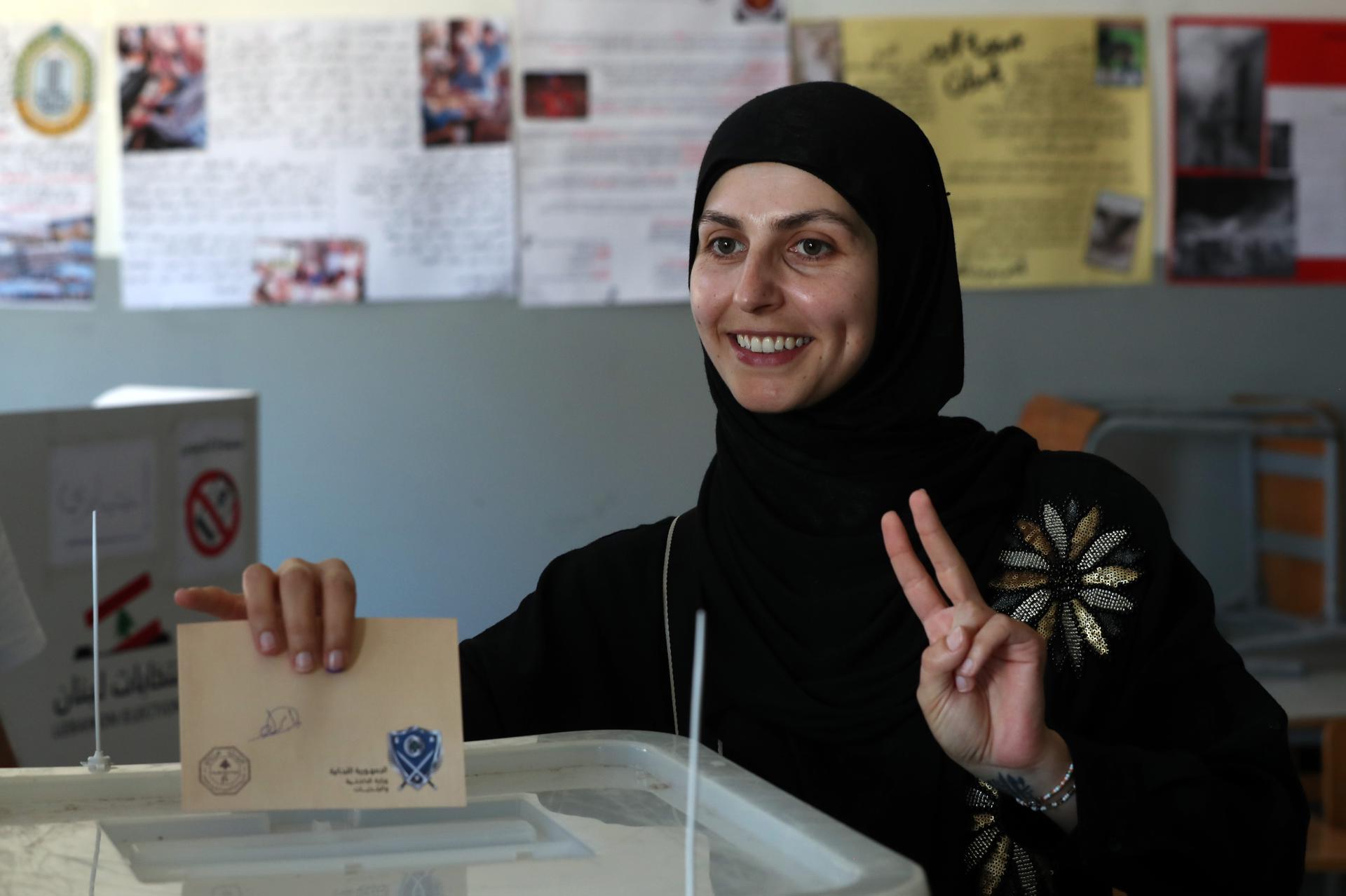 Una libanesa deposita su voto, en la última fase de las elecciones municipales, en un colegio electoral en Nabatiyeh, el 24 de mayo de 2025. EFE/EPA/WAEL HAMZEH