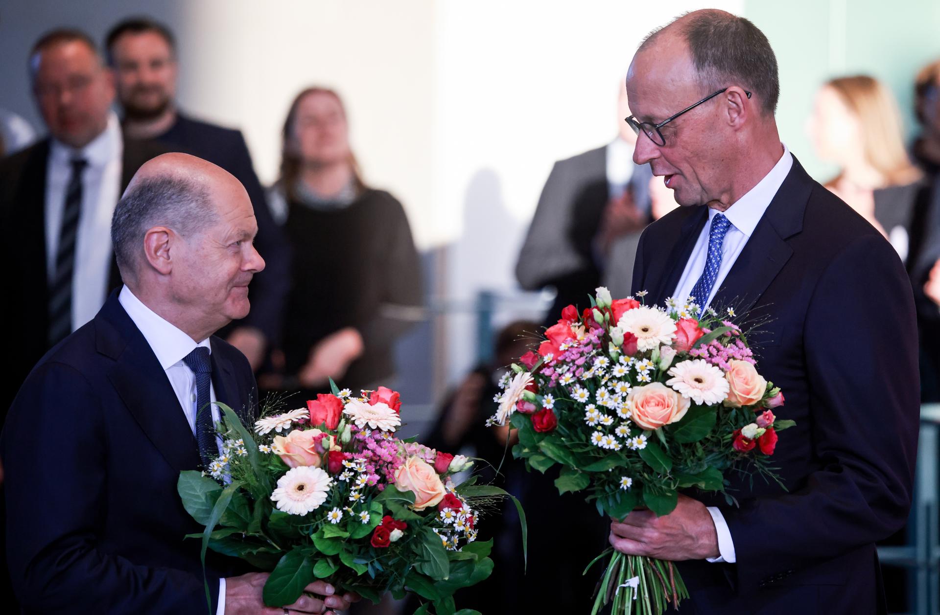 El canciller alemán Friedrich Merz (I) y el canciller saliente Olaf Scholz (D) durante la ceremonia de traspaso de poderes en la Cancillería en Berlín, Alemania, 06 de mayo de 2025. Se espera que el nuevo gobierno alemán esté formado por los partidos de la Unión Demócrata Cristiana (CDU) y la Unión Social Cristiana (CSU) y el socio de coalición Partido Socialdemócrata (SPD). (Alemania) EFE/EPA/CLEMENS BILAN