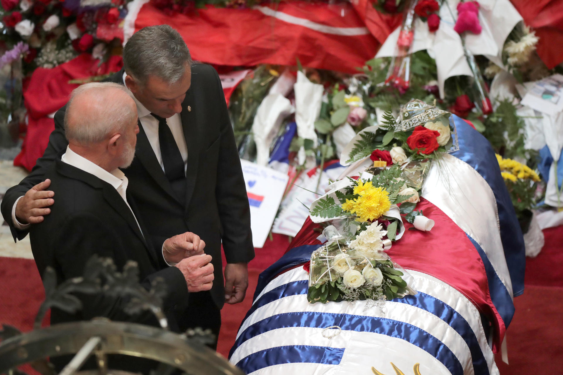 El presidente de Brasil, Luiz Inácio Lula da Silva (i), habla con su homólogo de Uruguay, Yamadú Orsi, durante el segundo día del velatorio del expresidente uruguayo José Mujica este jueves, en el Palacio Legislativo en Montevideo (Uruguay). EFE/ Raúl Martínez