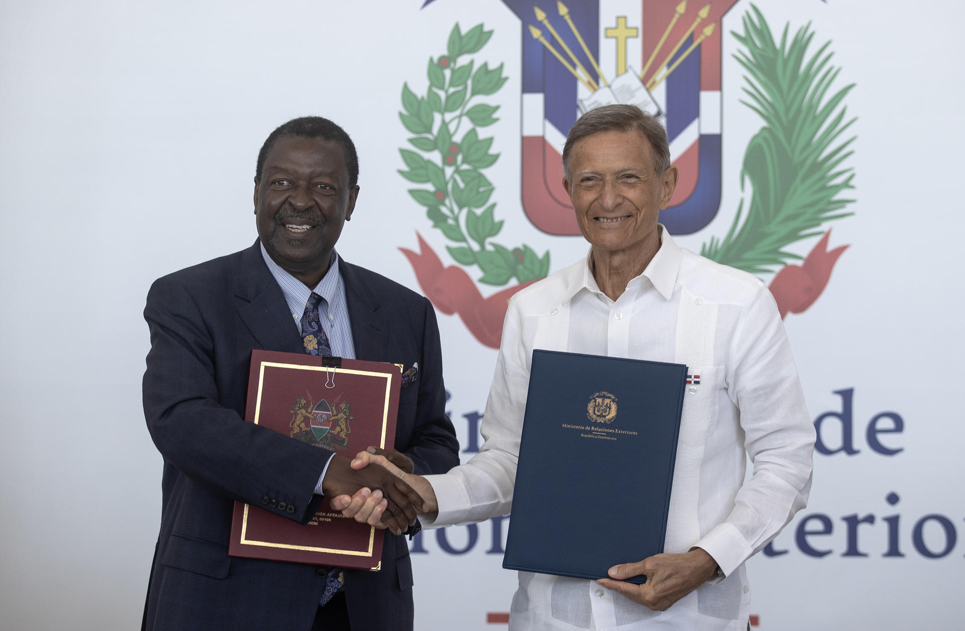 El ministro de Exteriores de Kenia, Musalia Mudavadi (i), posa junto al canciller de República Dominicana, Roberto Álvarez, durante la firma de un acuerdo este 12 de mayo de 2025, en Santo Domingo (República Dominicana). EFE/ Orlando Barría