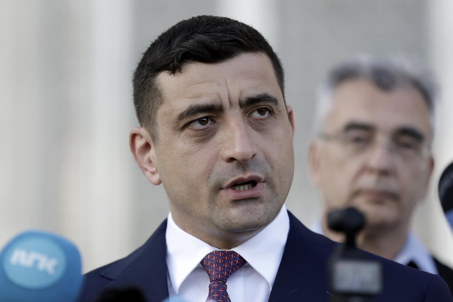 El líder del partido ultranacionalista AUR de Rumanía, George Simion, durante una conferencia de prensa, este domingo 4 de mayo, durante las repetidas elecciones presidenciales de primera ronda, en Bucarest (Rumanía). EFE/Robert Ghement
