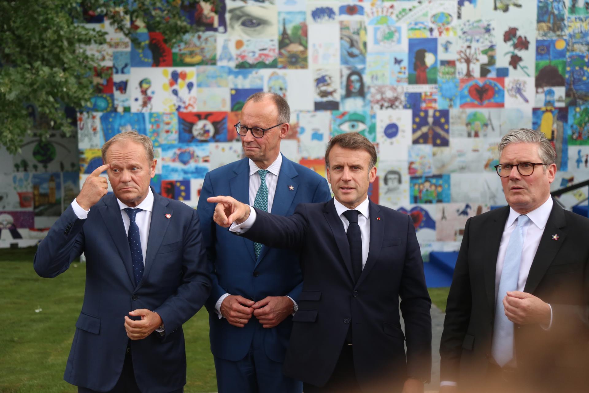 (De izquierda a derecha) El primer ministro de Polonia, Donald Tusk, el canciller alemán, Friedrich Merz, el presidente francés, Emmanuel Macron y el primer ministro británico, Keir Starmer asisten a la 6ª Cumbre de la Comunidad Política Europea (CPE) en Tirana, Albania, el 16 de mayo de 2025. La reunión reúne a líderes de todo el continente bajo el lema 'Nueva Europa en un nuevo mundo: unidad - cooperación - acción conjunta'. (Francia, Alemania, Polonia) EFE/EPA/MALTON DIBRA EPA-EFE/MALTON DIBRA