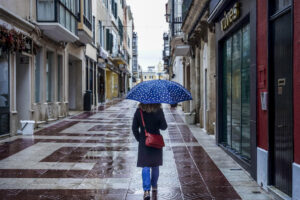 Una mujer con paraguas se protege de la lluvia en una imagen de archivo. EFE/ David Arquimbau Sintes