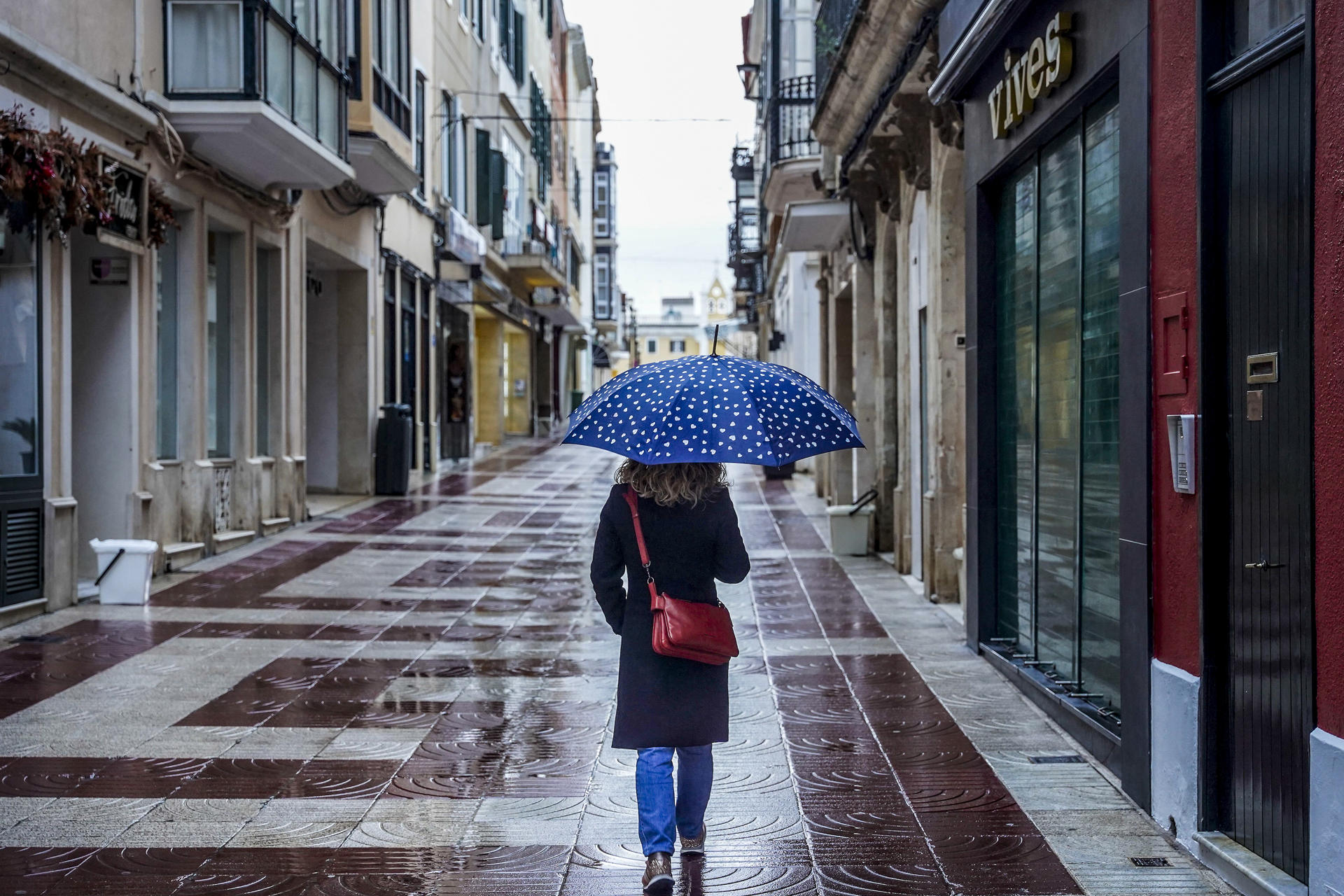 Una mujer con paraguas se protege de la lluvia en una imagen de archivo. EFE/ David Arquimbau Sintes