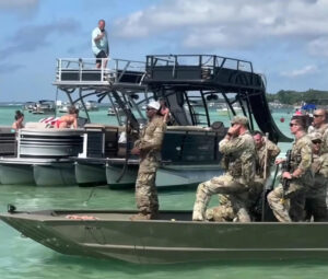 Captura de pantalla de un video de Wam Water Adventures donde aparecen unos instructores militares pertenecientes al Sexto Batallón de Entrenamiento de Rangers del Ejército de los Estados Unidos, disparando balas de fogueo en una playa pública de Crab Island, Florida (EE.UU.). EFE/ Wam Water Adventures