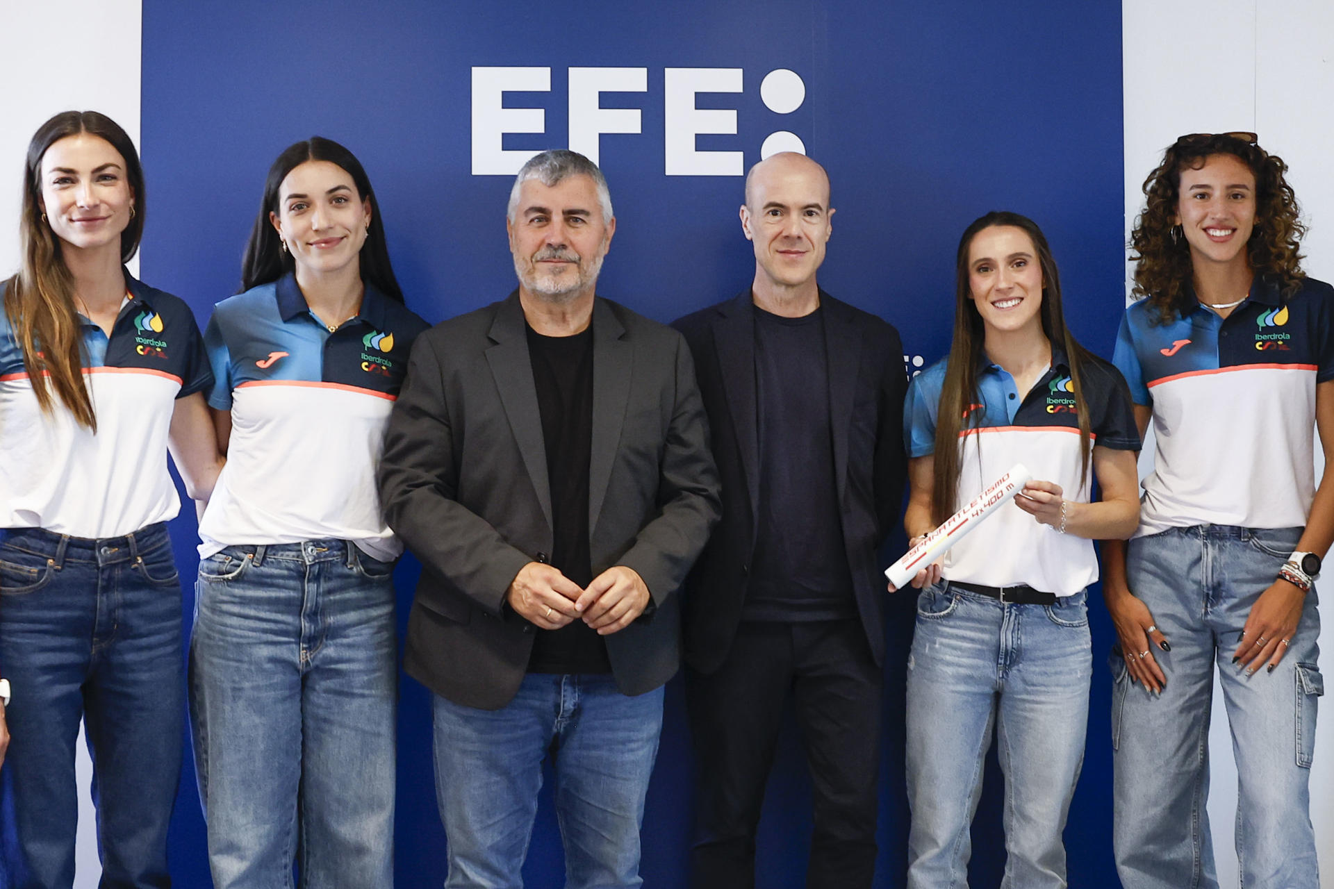 El presidente de la Agencia EFE, Miguel Ángel Oliver (3i), y el director de Información, Leandro Lamor (3d), posan con las atletas españolas (de izq a dcha) Blanca Hervás, Eva Santidrián, Paula Sevilla y Daniela Fra, denominadas 'Golden Bubbles' que recientemente ganaron el oro en el 4x400 de los Mundiales de relevos de Guanzhou (China), y visitaron este lunes EFE, donde expresaron su deseo de "seguir emocionando" en el Europeo de selecciones de Madrid, que se disputará del 26 al 29 de junio. EFE/Ballesteros