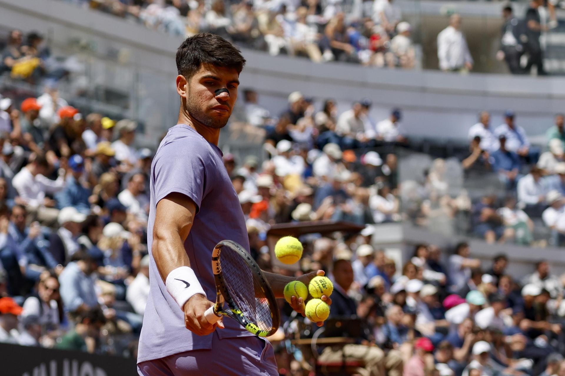 Carlos Alcaraz durante el partido ante Dusan Lajovic. EFE/EPA/FABIO FRUSTACI
