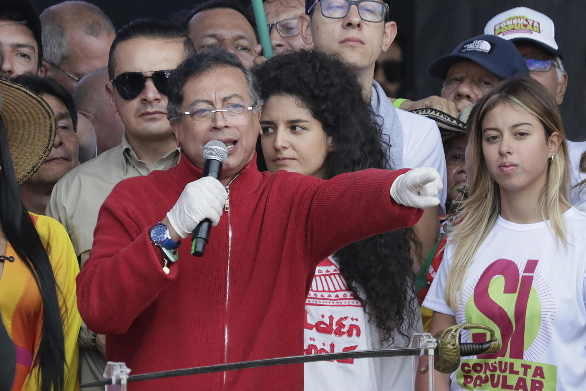 El presidente de Colombia, Gustavo Petro, pronuncia un discurso frente a la espada del Libertador Simón Bolívar este 1 de mayo de 2025, durante la conmemoración del Día Internacional del Trabajo en Bogotá (Colombia). EFE/ Carlos Ortega
