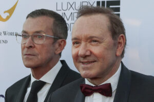 Manuel Collas de La Roche (i), fundador y presidente de la fundación Better World Fund, en la gala que celebra la organización sin ánimo de lucro durante el Festival de Cannes, donde además el actor estadounidense Kevin Spacey (d) recibe un premio a toda su trayectoria. El actor estadounidense Kevin Spacey es el invitado de honor de la gala que celebra la organización sin ánimo de lucro Better World Fund durante el Festival de Cannes, donde además recibe un premio a toda su trayectoria. EFE/Edgar Sapiña Manchado
