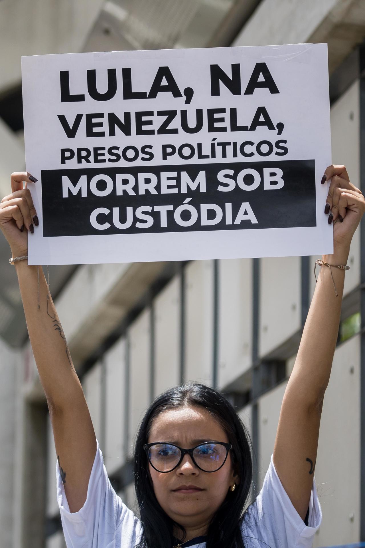 Una mujer sostiene un cartel durante una manifestación este 7 de mayo de 2025, frente a la embajada de Brasil, en Caracas (Venezuela). EFE/ Miguel Gutiérrez