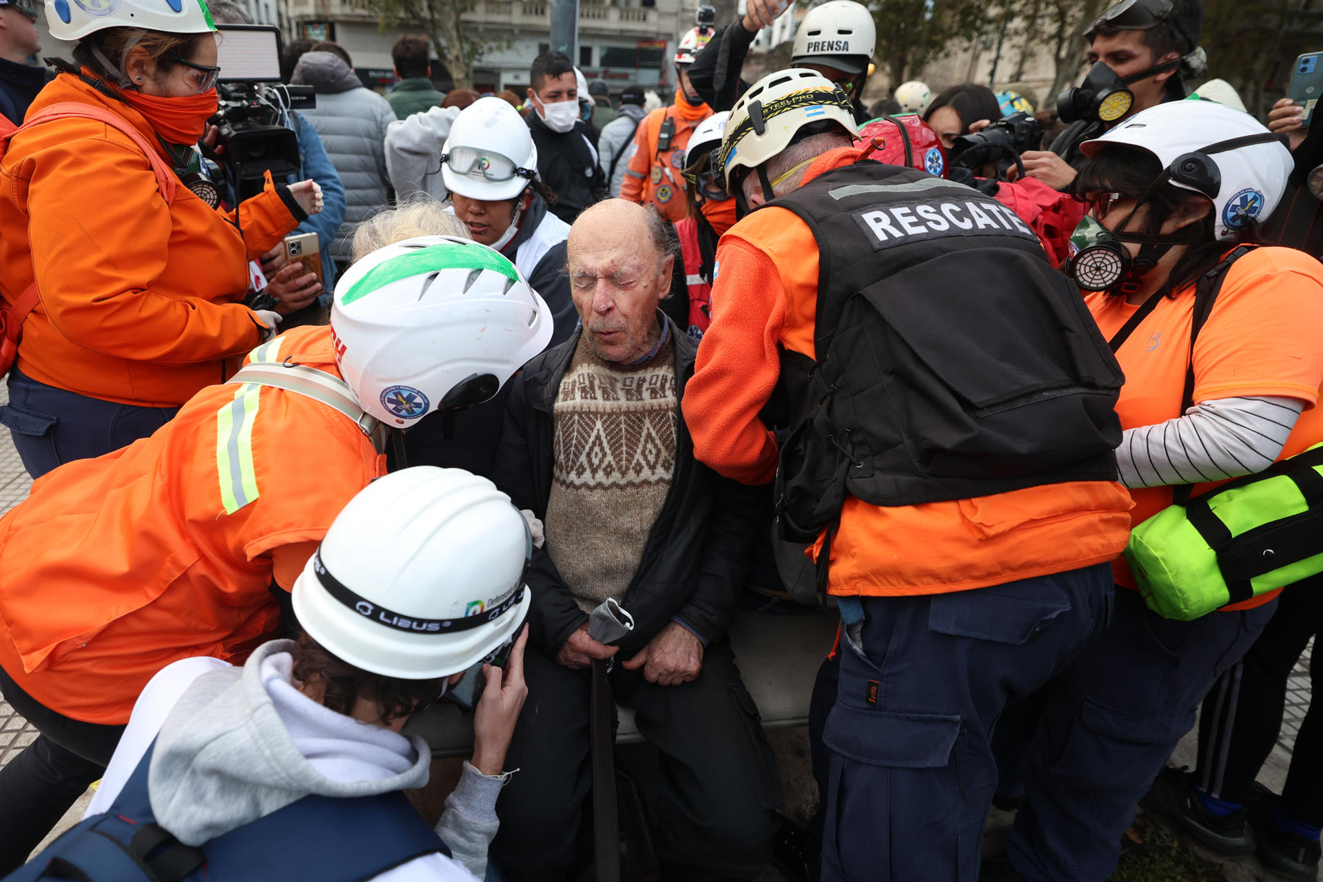 Una persona recibe atención médica durante una marcha de jubilados este miércoles, frente al Congreso de la Nación en Buenos Aires (Argentina). EFE/Juan Ignacio Roncoroni