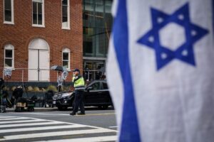 La investigación abierta por el asesinato en la noche del miércoles de dos trabajadores de la embajada israelí en Washington apunta a que el agresor actuó solo y por motivos supuestamente antisemitas. EFE/Will Oliver