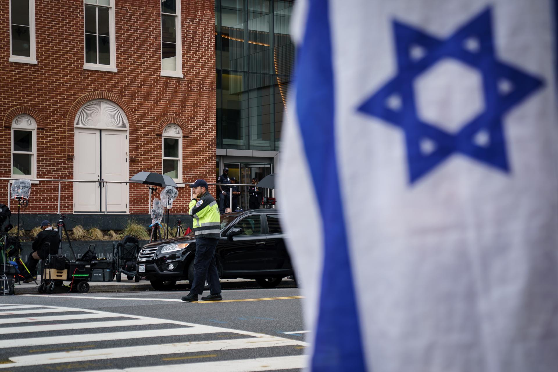 La investigación abierta por el asesinato en la noche del miércoles de dos trabajadores de la embajada israelí en Washington apunta a que el agresor actuó solo y por motivos supuestamente antisemitas. EFE/Will Oliver