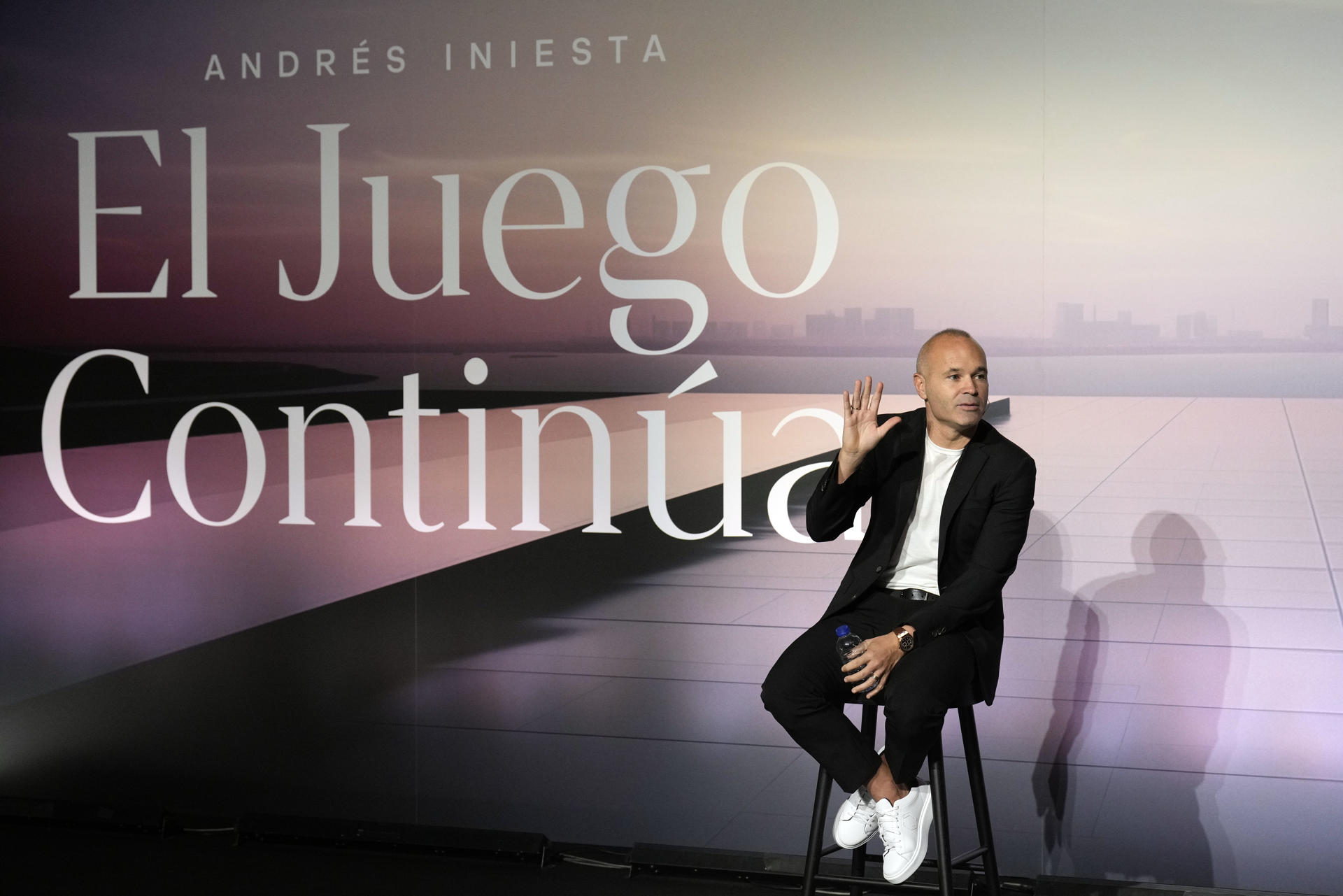 GRAFCAT9127. BARCELONA, 08/10/2024.- El futbolista Andrés Iniesta durante la rueda de prensa que ofrece este martes en Barcelona en la que explica sus planes de futuro. EFE/Alejandro García/ARCHIVO
