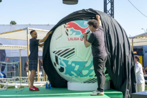 Balón para la temporada 2025/26 cambia su imagen respecto a la pasada campaña, con nuevos colores y códigos gráficos, así como una "estética más depurada", según informaron este martes LaLiga y la marca Puma. EFE/ Pablo Moreno