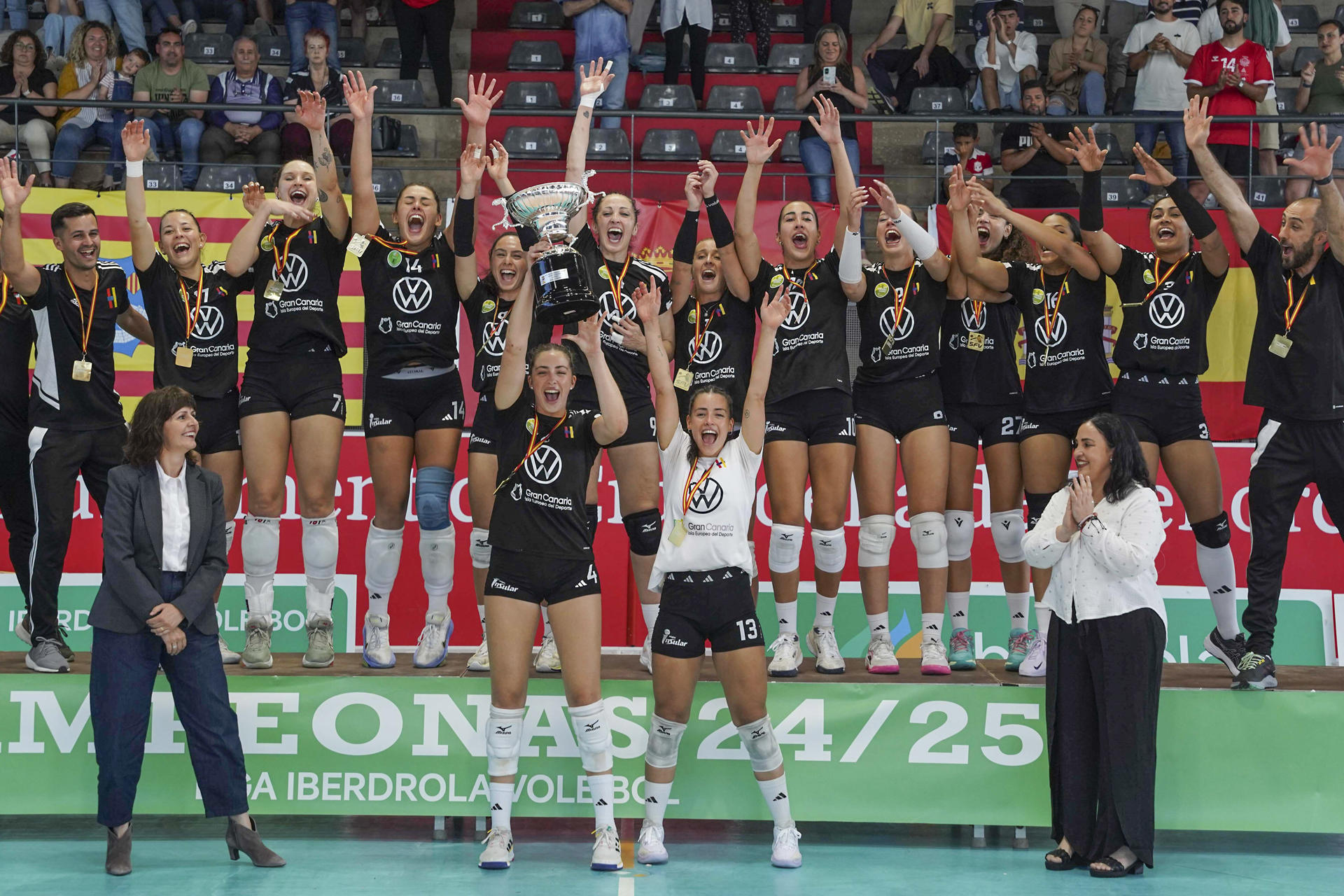 Las jugadoras del Heidelberg de Canarias celebran la liga Iberdrola de Voleibol femenino. EFE/ David arquimbau Sintes