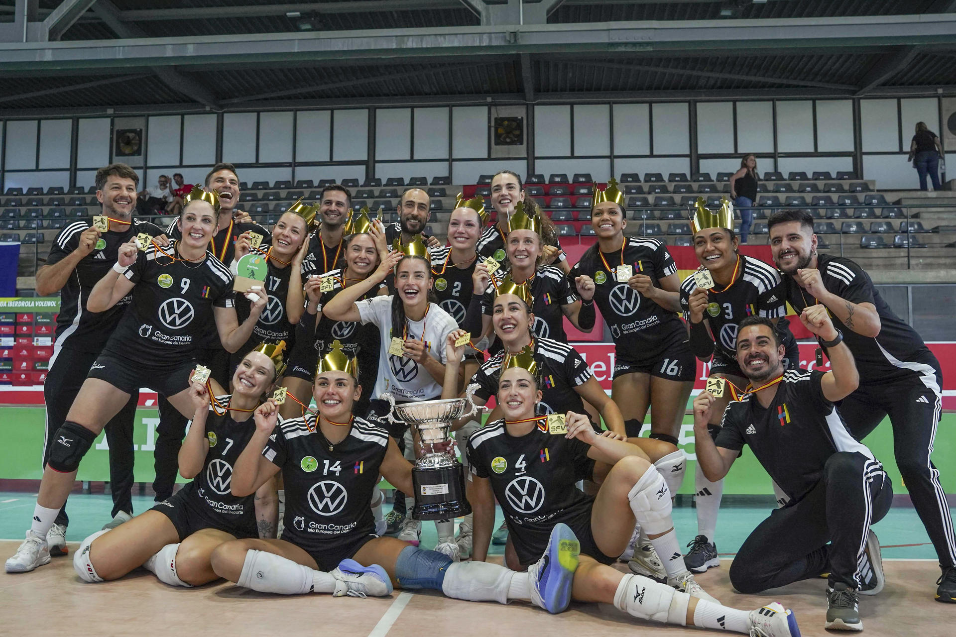 Las jugadoras del Heidelberg de Canarias celebran la victoria ante el Avarca Menorca este domingo, en el cuarto partido de la serie final de la Liga Iberdrola de voleibol femenino que han disputado en el polideportivo municipal de Ciutadella, en Menorca (Islas Baleares). El Heiderberg Gran Canaria ha  ganado este domingo  la liga Iberdrola de Voleibol femenino. EFE/ David arquimbau Sintes