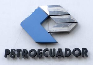 Fotografía de archivo del logotipo de la petrolera estatal ecuatoriana Petroecuador, en la fachada de la sede principal, en el norte de Quito (Ecuador). EFE/Guillermo Legaria