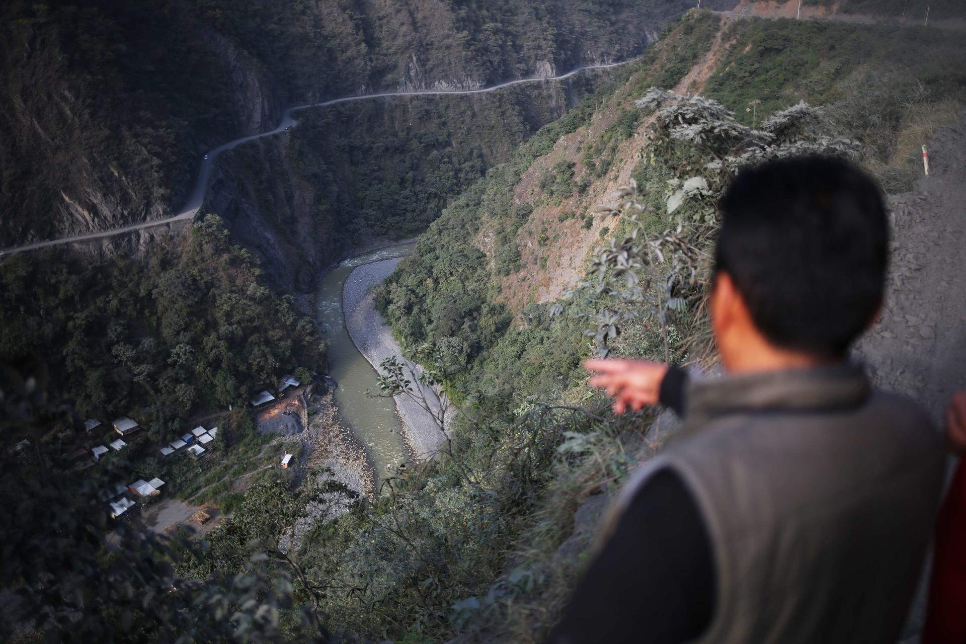Fotografía de archivo de un asentamiento aurífero en los márgenes de un riachuelo que desemboca en la cuenca amazónica en Coripata (Bolivia). EFE/ Luis Gandarillas