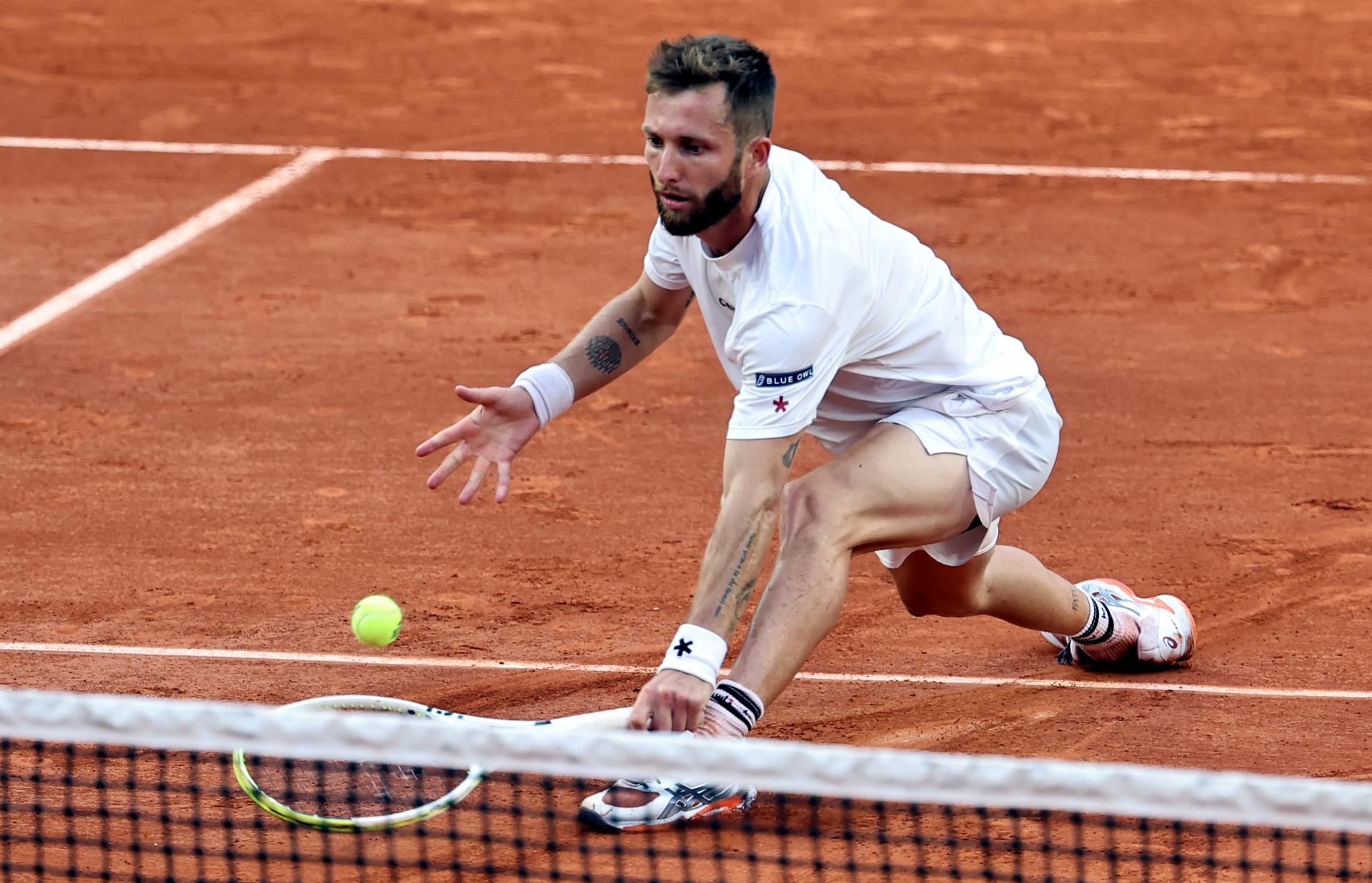 El francés Corentin Moutet en acción frente al serbio Novak Djokovic en la segunda ronda del Abierto de Francia, París. EFE/EPA/CHRISTOPHE PETIT TESSON
