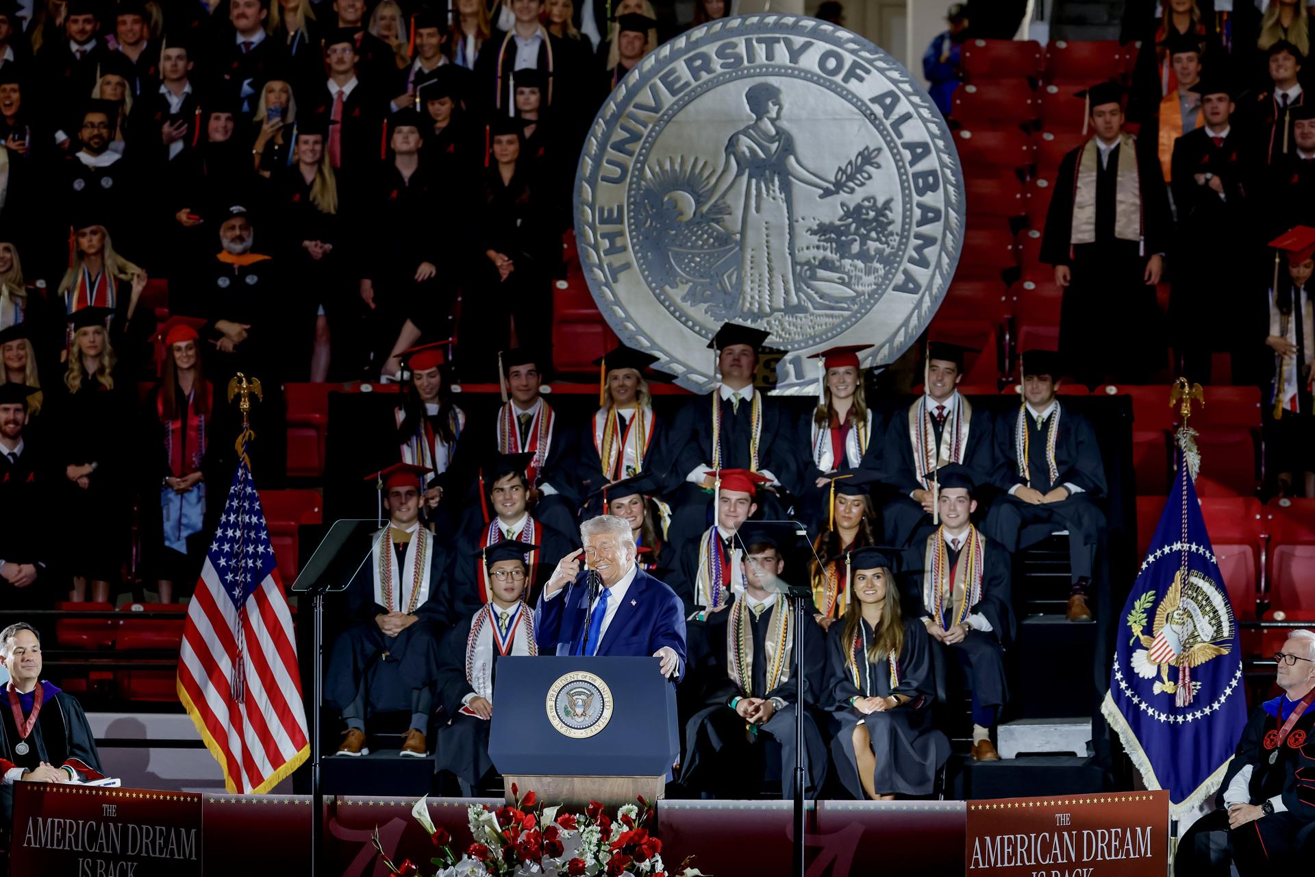 El presidente estadounidense, Donald Trump, pronuncia el discurso de graduación en el Coleman Coliseum de la Universidad de Alabama en Tuscaloosa, Alabama, EE.UU., este 1 de mayo de 2025. EFE/EPA/ERIK S. LESSER