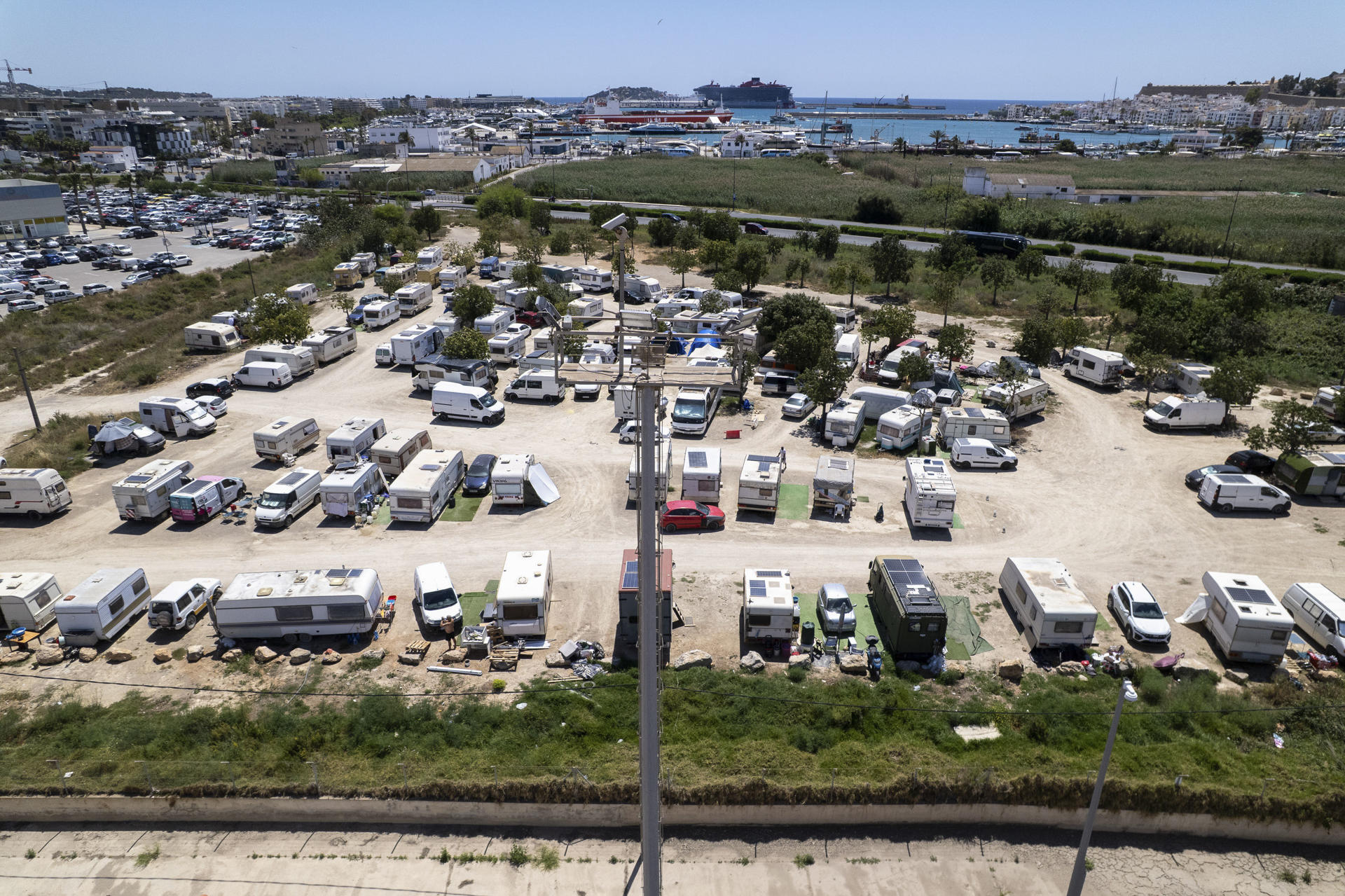El Consell de Ibiza intenta poner coto a las chabolas y caravanas para que no se asienten en suelo rústico, los bosques y el litoral, mientras este tipo de poblados se multiplican en la periferia de la capital de la isla por el problema ya crónico de carestía de la vivienda. EFE/ Sergio G. Cañizares